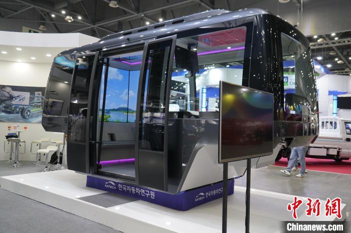 圖為展會(huì)上展示的無(wú)人駕駛移動(dòng)出行工具?！⑿?攝