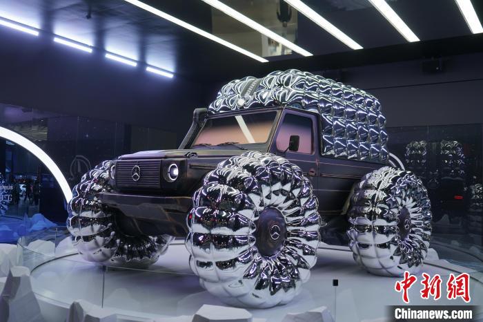 圖為梅賽德斯-奔馳和時(shí)尚品牌盟可睞(Moncler)共同設(shè)計(jì)的“Project MONDO G”?！⑿?攝