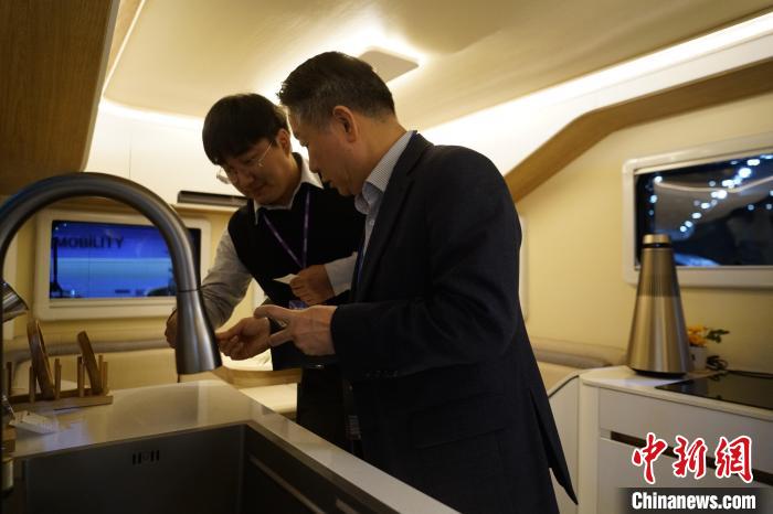 圖為參展商向觀眾介紹房車(chē)內(nèi)部設(shè)計(jì)。　劉旭 攝