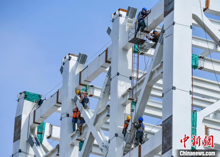 圖為海南商業(yè)航天發(fā)射場1號工位建設現(xiàn)場，工人正緊鑼密鼓施工?！●樤骑w 攝