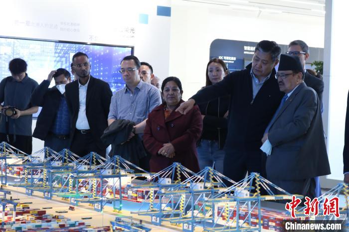 駐華使節(jié)和外交官參訪北部灣港智慧港口創(chuàng)新中心?！￡惽锵?攝