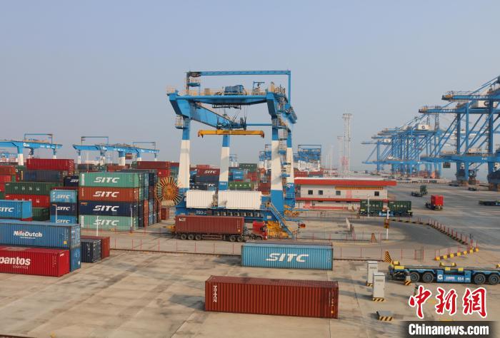 北部灣港欽州自動化集裝箱碼頭?！￡惽锵?攝