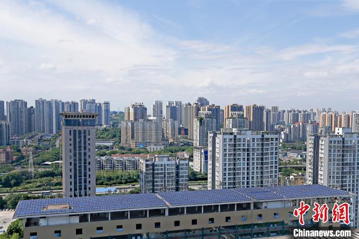 圖為輝騰能源在重慶市九龍坡區(qū)留學(xué)生創(chuàng)業(yè)園屋頂建設(shè)的光伏發(fā)電示范項(xiàng)目?！∈茉L企業(yè)供圖