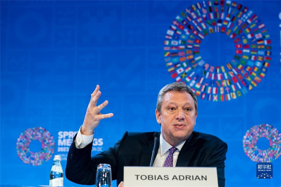 4月11日,在美國(guó)華盛頓,IMF貨幣與資本市場(chǎng)部主任托比亞斯·阿德里安出席記者會(huì)。新華社記者 劉杰 攝