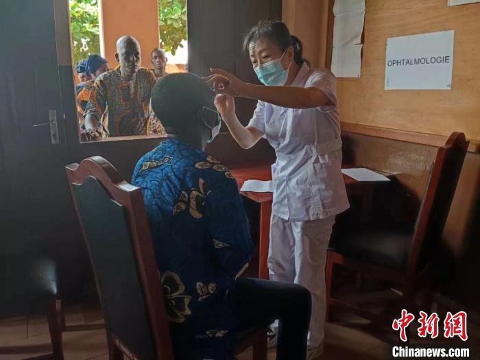 義診現(xiàn)場?！≈袊?寧夏)第26批援貝寧醫(yī)療隊 供圖