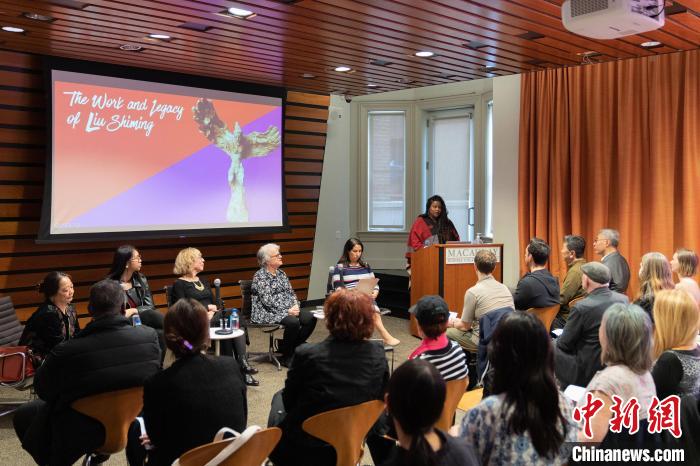 4月11日，紐約市立大學(xué)麥考利榮譽(yù)學(xué)院院長達(dá)拉·伯恩主持劉士銘雕塑作品《想飛的人》收藏揭幕儀式?！⑹裤懰囆g(shù)基金會(huì) 供圖