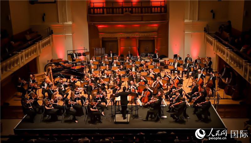 “東西之間”交響音樂會在倫敦舉辦。人民網(wǎng) 郭錦標攝