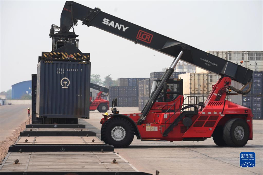 4月15日，老中鐵路有限公司的工人在老撾萬象南站裝載貨物。萬象南站是中老鐵路老撾段主要貨運站，靠近老撾與泰國邊境。因其獨特的地理位置和物流轉運配送區(qū)位優(yōu)勢，萬象南站成為中老泰等國貨物中轉的“旱碼頭”。新華社記者 邢廣利 攝