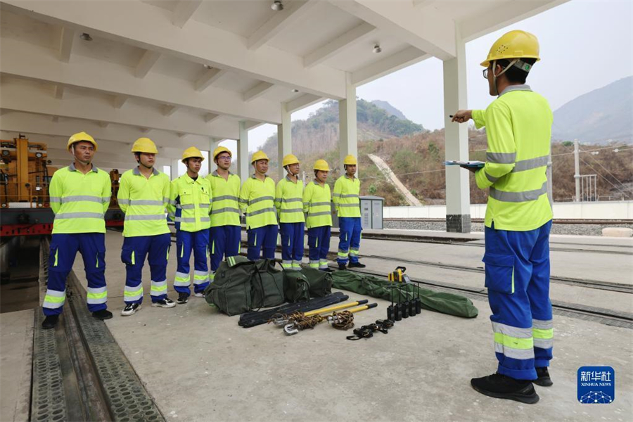 4月17日，瑯勃拉邦維保管理中心的工人在老撾瑯勃拉邦站附近進(jìn)行接觸網(wǎng)維修保養(yǎng)演練?，槻罹S保管理中心由中國(guó)鐵路昆明局集團(tuán)公司普洱基礎(chǔ)設(shè)施段按異地車間管理，根據(jù)昆明鐵路局與老中鐵路有限公司簽訂的中老鐵路固定設(shè)備維管合同，負(fù)責(zé)老撾境內(nèi)磨丁至萬象南段工務(wù)、供電、信號(hào)等固定設(shè)備養(yǎng)護(hù)維修及管理工作。新華社記者 邢廣利 攝