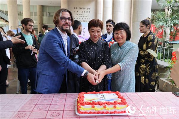 活動(dòng)現(xiàn)場，田敏總領(lǐng)事與里約天主教大學(xué)孔子學(xué)院中外方院長共同切蛋糕祝賀中文日活動(dòng)成功舉辦。人民網(wǎng)記者時(shí)元皓 攝
