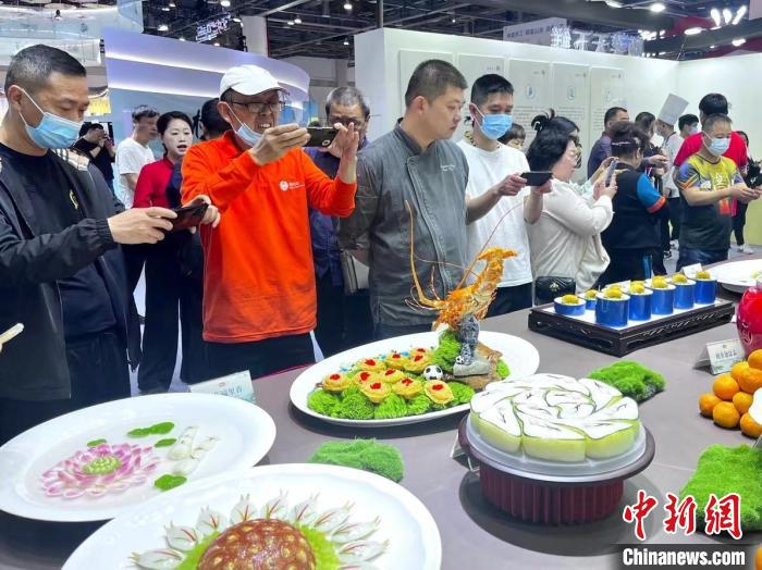 游客對(duì)展品充滿興趣?！⊥糨W文 攝