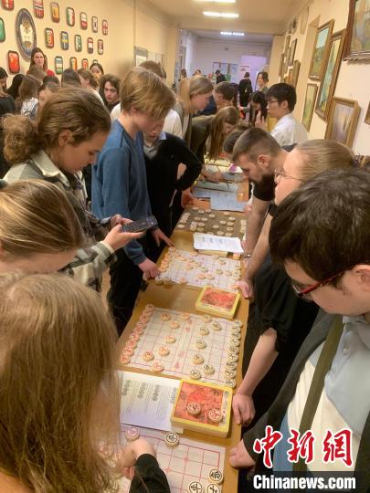 4月21日，莫斯科國立語言大學(xué)孔子學(xué)院附屬中學(xué)舉辦“國際中文日”活動，學(xué)生們學(xué)習(xí)中國象棋?！∧箍茋⒄Z言大學(xué)孔子學(xué)院 供圖