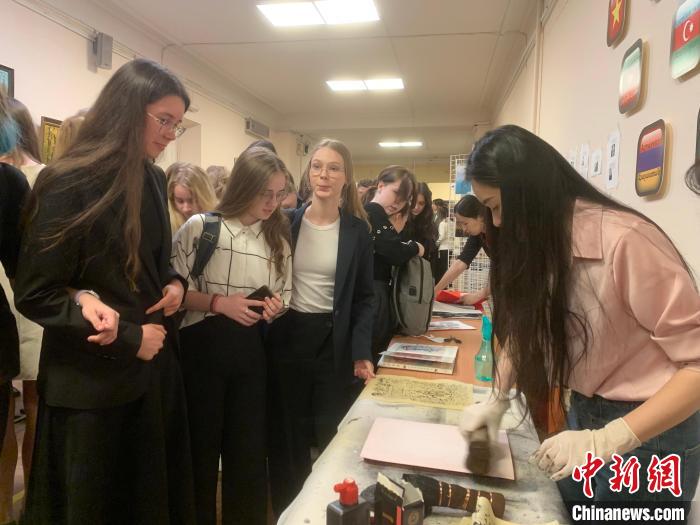 4月21日，莫斯科國立語言大學(xué)孔子學(xué)院附屬中學(xué)舉辦“國際中文日”活動，學(xué)生們體驗(yàn)雕版印刷。　莫斯科國立語言大學(xué)孔子學(xué)院 供圖