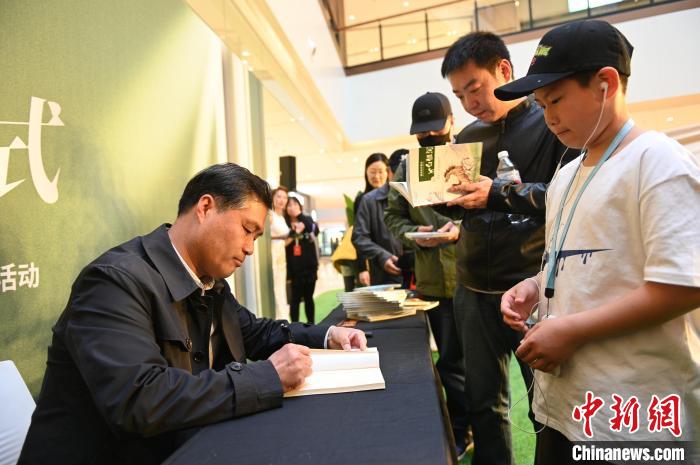 薛濤進行圖書簽售?！∮诤Ｑ?攝