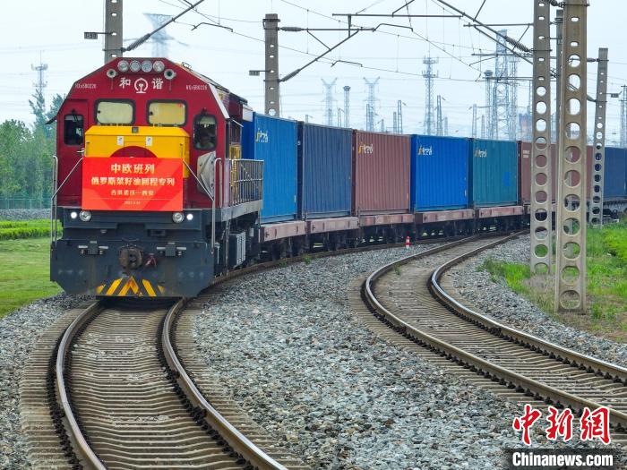 中歐班列長安號俄羅斯菜籽油回程石羊集團(tuán)專列順利抵達(dá)西安國際港站?！∥靼矅H港務(wù)區(qū)供圖