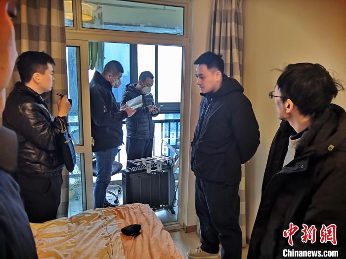 丹東市公安局民警抓捕犯罪嫌疑人，在其家中進(jìn)行搜查。　丹東市公安局供圖