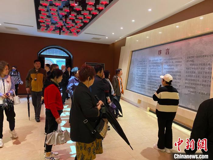 中共中央統(tǒng)戰(zhàn)部舊址里參觀者絡(luò)繹不絕?！±顣詡?攝