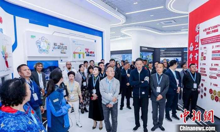 僑商、僑胞們考察金漪湖科創(chuàng)智造平臺(tái)重大基礎(chǔ)設(shè)施項(xiàng)目?！≈鬓k方供圖