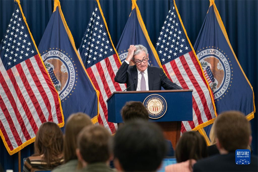 5月3日，美國聯(lián)邦儲備委員會主席鮑威爾在華盛頓出席新聞發(fā)布會。美國聯(lián)邦儲備委員會3日結(jié)束為期兩天的貨幣政策會議，宣布再次將聯(lián)邦基金利率目標區(qū)間上調(diào)25個基點到5%至5.25%之間。新華社記者劉杰攝
