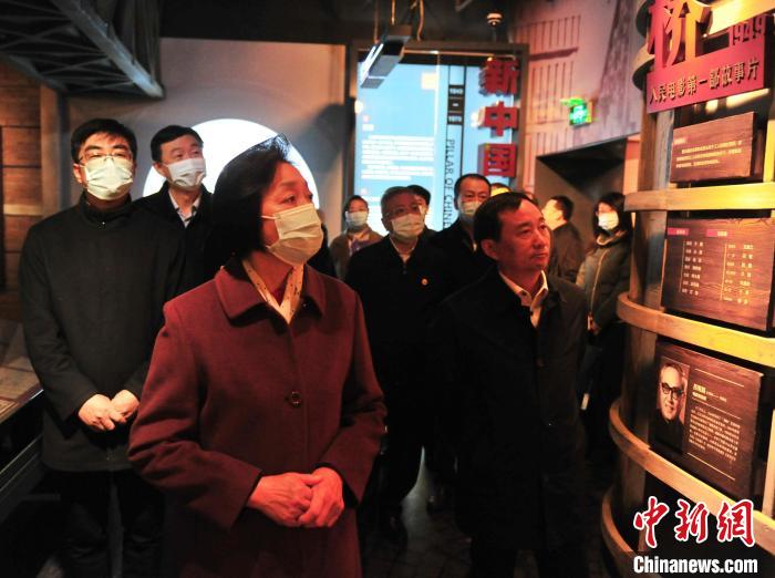 臺盟中央主席蘇輝近日率調研組赴吉林開展重點考察調研。圖為在長影舊址博物館考察吉林特色文化產(chǎn)業(yè)發(fā)展?！「啐埌?攝