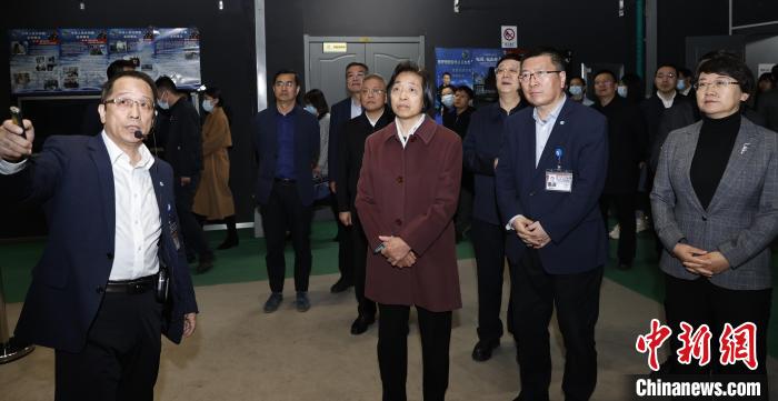 臺盟中央主席蘇輝近日率調研組赴吉林、遼寧開展重點考察調研。圖為在中航工業(yè)沈陽飛機設計研究所調研。　臺盟中央供圖