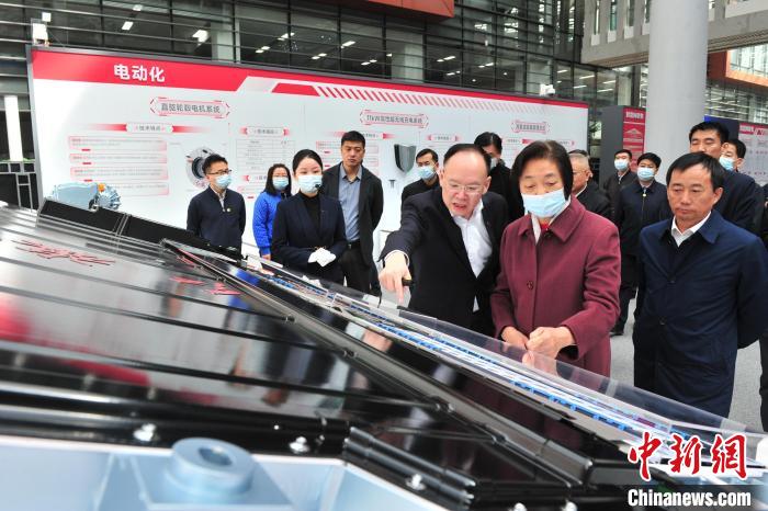 臺盟中央主席蘇輝近日率調研組赴吉林開展重點考察調研。圖為在中國第一汽車集團有限公司調研。　高龍安 攝