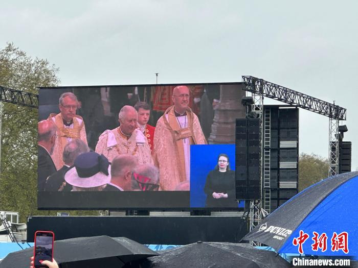 當(dāng)?shù)貢r(shí)間5月6日，英國(guó)國(guó)王查爾斯三世的加冕儀式舉行。民眾雨中觀看儀式?！W陽(yáng)開宇 攝