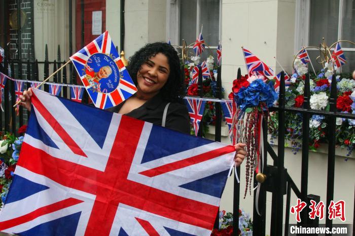 當(dāng)?shù)貢r(shí)間5月6日，英國(guó)國(guó)王查爾斯三世的加冕儀式舉行。圖為前往觀禮區(qū)的民眾?！埰?攝