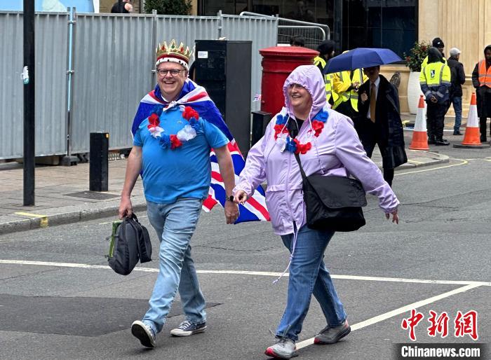 當(dāng)?shù)貢r(shí)間5月6日，英國(guó)國(guó)王查爾斯三世的加冕儀式舉行。圖為前往觀禮區(qū)的民眾?！W陽(yáng)開宇 攝