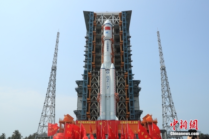 圖為轉運現(xiàn)場。攝影 邱立軍 黃國暢