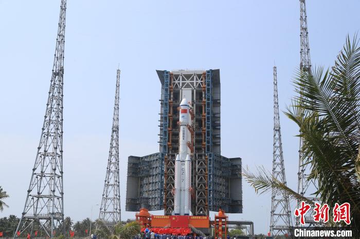 北京時(shí)間5月7日，天舟六號(hào)貨運(yùn)飛船與長(zhǎng)征七號(hào)遙七運(yùn)載火箭組合體垂直轉(zhuǎn)運(yùn)至發(fā)射區(qū)。　邱立軍 黃國(guó)暢 攝