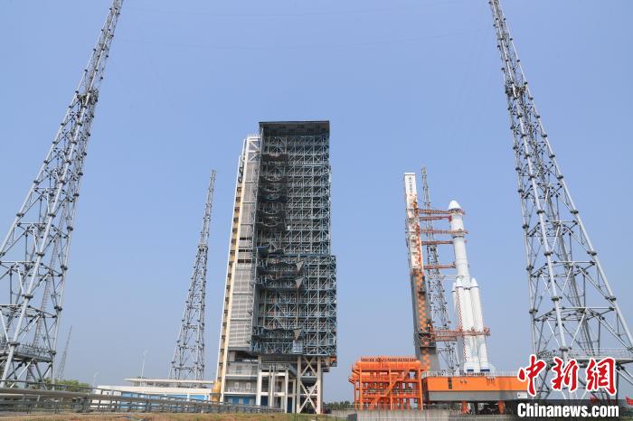 北京時(shí)間5月7日，天舟六號(hào)貨運(yùn)飛船與長(zhǎng)征七號(hào)遙七運(yùn)載火箭組合體垂直轉(zhuǎn)運(yùn)至發(fā)射區(qū)。　邱立軍 黃國(guó)暢 攝