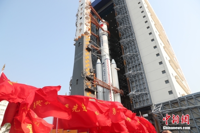 圖為轉(zhuǎn)運現(xiàn)場。攝影 邱立軍 黃國暢