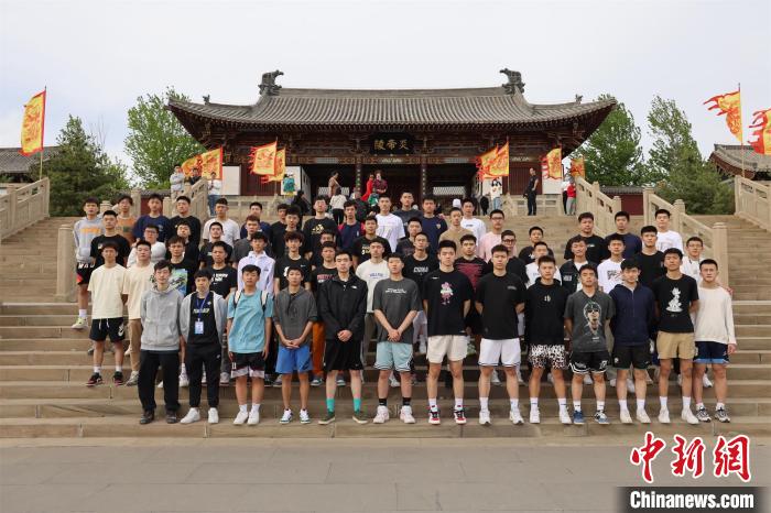 比賽結(jié)束后，兩岸學(xué)生參訪高平炎帝陵?！≈鬓k方供圖