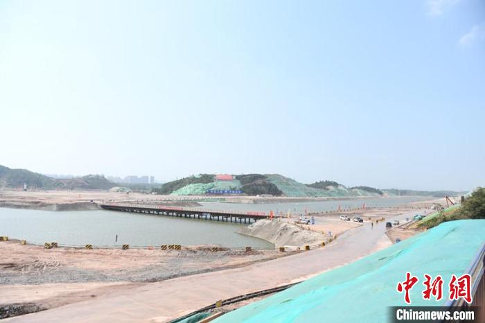 圖為平陸運河青年樞紐工程項目現(xiàn)場?！×趾?攝