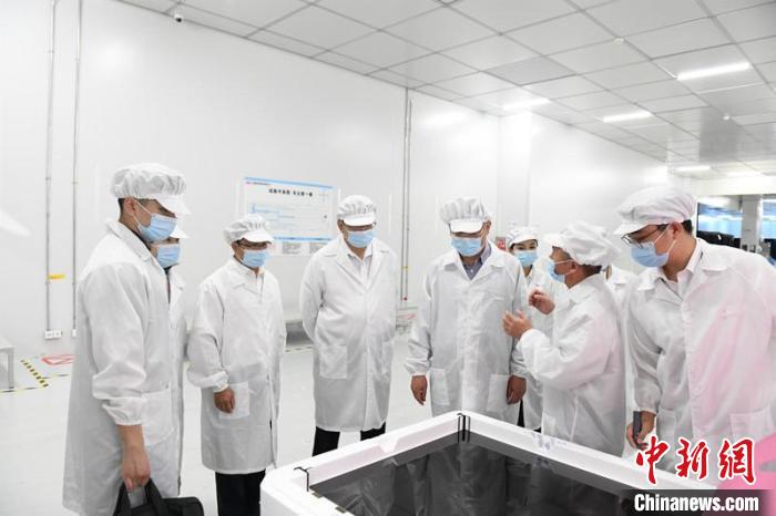 圖為蔡達峰一行在惠科電子(北海)科技產業(yè)園調研?！×趾?攝