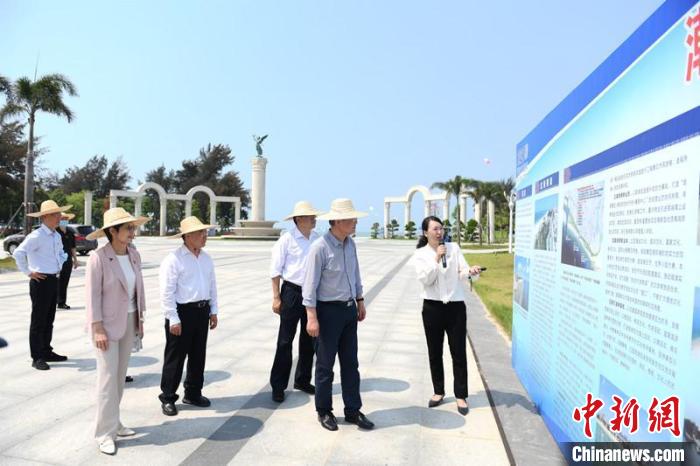 圖為蔡達峰一行了解北海銀灘景區(qū)改造提升工程情況?！×趾?攝