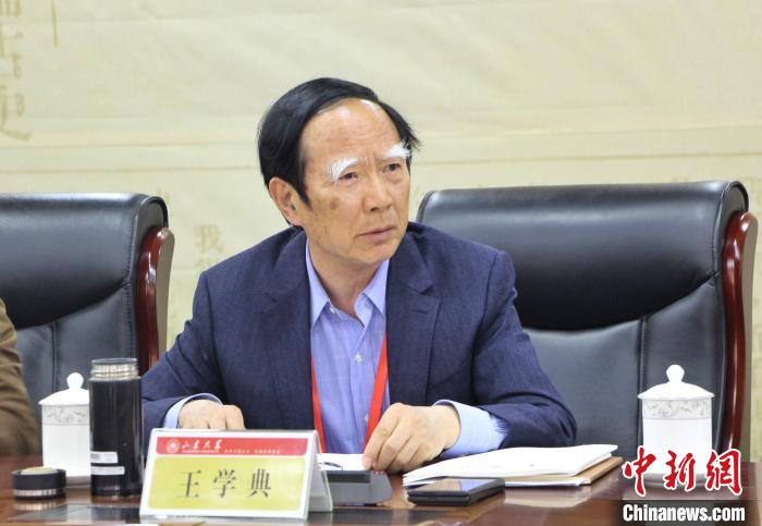 山東大學(xué)儒學(xué)高等研究院執(zhí)行院長、《文史哲》雜志主編王學(xué)典主持首場主題發(fā)言?！≮w曉 攝