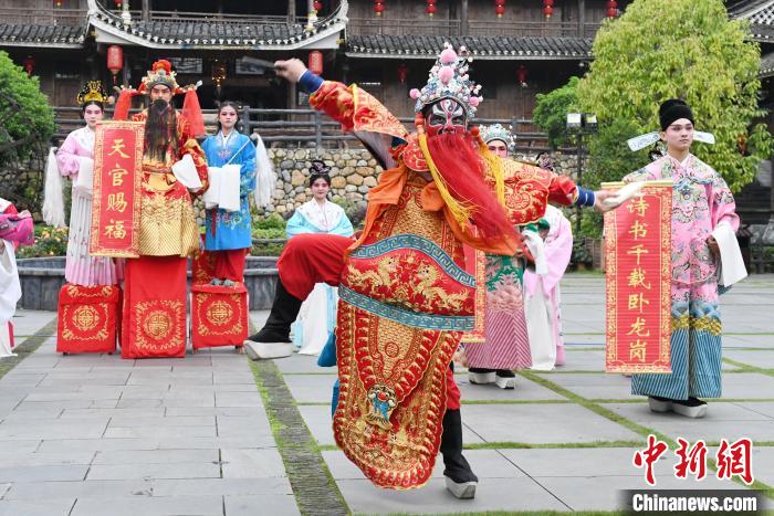 “00后”戲曲演員在楓香瑤寨表演溆浦辰河目連戲?！钊A峰 攝