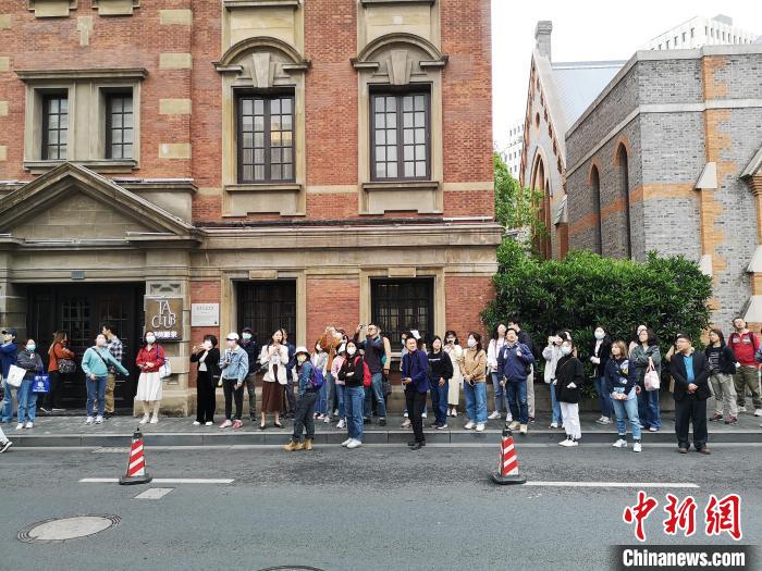 新階層人士走讀“外灘源”?！》队畋?攝