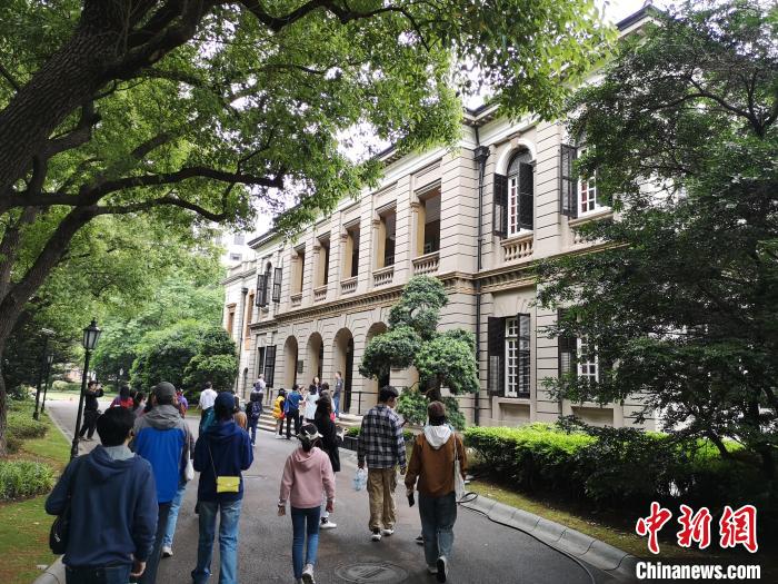 新階層人士參觀英國駐滬領事館?！》队畋?攝