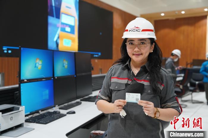 5月8日，客票系統(tǒng)負(fù)責(zé)人展示樣票。趙玅圓 攝