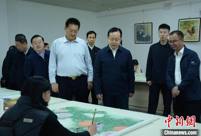 致公黨中央主席蔣作君近日率調研組赴山東開展重點考察調研。圖為在菏澤市巨野縣書畫院調研。　呂妍 攝