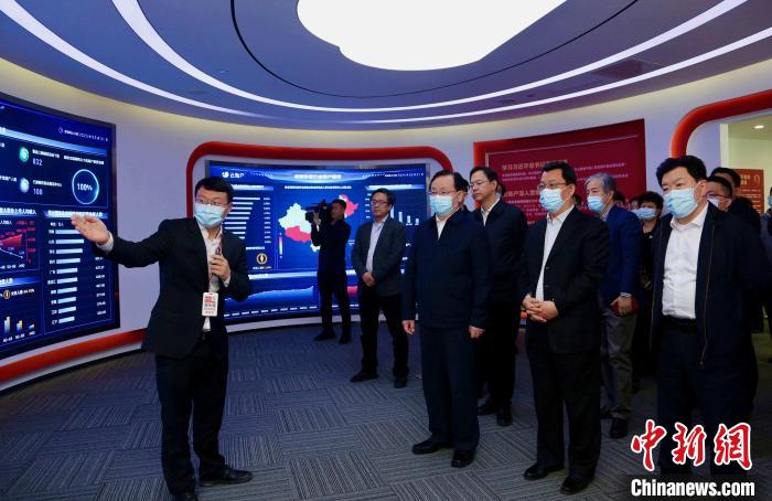 致公黨中央主席蔣作君率調研組赴天津開展重點考察調研。圖為在云賬戶共享經濟信息咨詢有限公司調研?！⒖∩n 攝