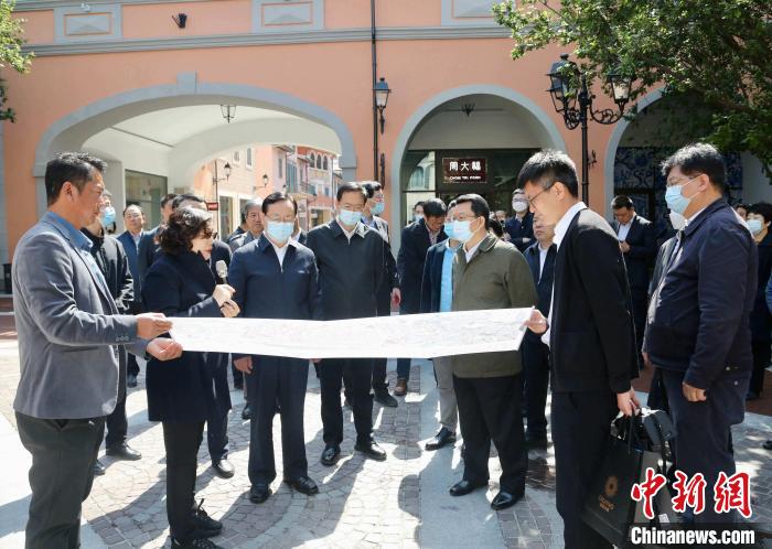 致公黨中央主席蔣作君近日率調研組赴天津開展重點考察調研。圖為在佛羅倫薩小鎮(zhèn)調研?！⒖∩n 攝