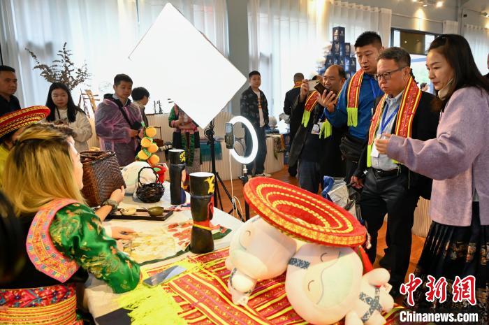 東盟國家媒體記者了解雪峰山非遺出海直播?！堊?攝