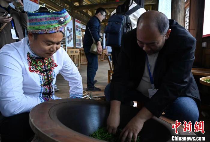東盟國家媒體記者了解制茶工藝?！堊?攝