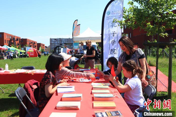 孩子們在工作坊學(xué)習(xí)剪紙。　魯汶孔子學(xué)院供圖