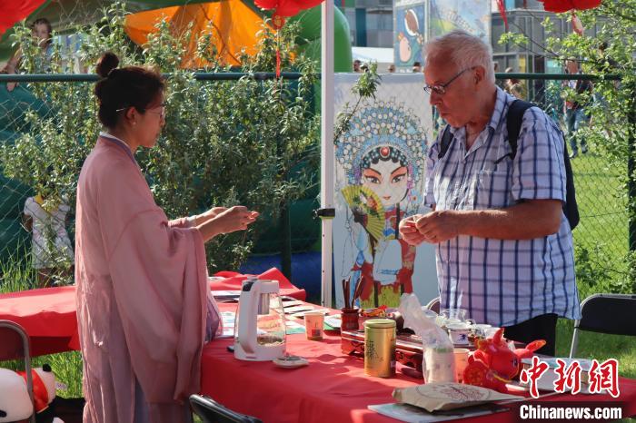 當(dāng)?shù)孛癖妳⒓又袊杞榻B和品茶活動。　魯汶孔子學(xué)院供圖