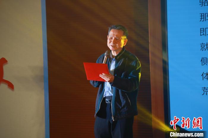 臺(tái)灣詩(shī)人白靈帶來(lái)了一首自創(chuàng)的詩(shī)歌《大戈壁》。　閩南師范大學(xué)供圖